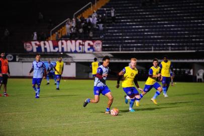  CAXIAS DO SUL, RS, BRASIL, 27/03/2019. Treino noturno da SER Caxias. O Caxias enfrenta o Aimoré pelo jogo da volta das quartas-de-final do Campeonato Gaúcho (Gauchão 2019). O treino está sendo realizado no mesmo horário da partida que acontece nesta quina (28/03) no estádio Centenário. (Porthus Junior/Agência RBS)