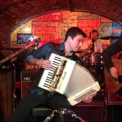 SOBRE O SHOW: Diego Dias é músico desde os 6 anos de idade quando começou tocando acordeon. Natural da cidade de Tupanciretã, foi morar em Santa Maria aos 14 anos onde foi apresentado ao Rock, estilo que mudou sua vida para sempre. Teve várias bandas na adolescência, até 2002, quando montou com seus amigos a Vera Loca, hoje uma banda reconhecida nacionalmente.Diego Dias já tocou nas principais bandas de Rock do Rio Grande do Sul como Cidadão Quem, Acústicos e Valvulados, Nei Van Sória, Alemão Ronaldo.Hoje, este projeto inovador chama atenção do mundo inteiro. Recentemente estiveram em Liverpool, na Inglaterra, onde participaram do International Beatle Week Festival, o maior evento sobre Beatles do mundo. O convite surgiu quando a irmã de John Lennon, Júlia Baird, que é diretora do clássico The Cavern Club, viu o projeto em um festival, quando esteve no Brasil.