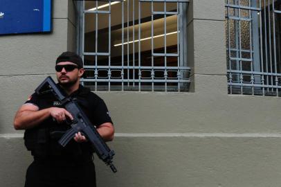  PORTO ALEGRE, RS, BRASIL,28/03/2019- A escola Rosario, da Rede Marista amanheceu com reforço na segurança, na manhã desta quinta-feira (28). Duas viaturas da BM estavam estacionadas em frente ao colégio por volta das 6h30. (FOTOGRAFO: RONALDO BERNARDI / AGENCIA RBS)