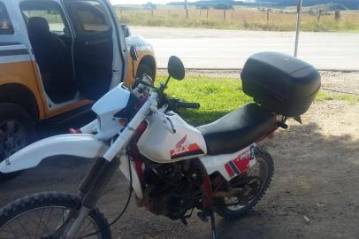 Um motociclista não habilitado foi preso em flagrante com um revólver calibre .38 na RSC-453, em Caxias do Sul, na tarde desta quinta-feira. A arma, que tinha seis munições, estava enrolada em um pano. 