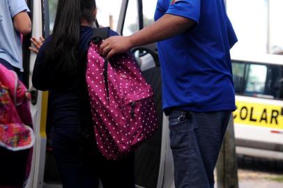  CAXIAS DO SUL, RS, BRASIL (29/03/2019)Acompanhamos a menina de sete anos que há um ano foi baleada durante um ataque cometido por criminosos na rua dos fundos da Escola Municipal Luciano Corsetti, no bairro Kayser, em Caxias. (Antonio Valiente/Agência RBS)