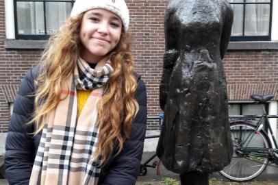  Isolde e Ivan Kühne, de Ijuí-RS, em Amsterdã. Foto tirada em maio de 2016.Sempre esteve em nossos planos conhecer Amsterdam, essa cidade linda e cosmopolita. Lugar das bicicletas, tamancos, canais e tulipas de todas as cores, que na primavera enchem de beleza os olhos dos turistas. Outra surpresa: As casas-barco coloridas que ficam atracadas nas margens dos canais da cidade. Amsterdã, um lugar para voltar. 