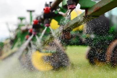  PASSO FUNDO, RS, BRASIL, 04/09/2018: Glifosato é usado na preparação do solo para o plantio de soja pelo sistema de cultivo direto.(FOTO: Diogo Zanatta / Especial )