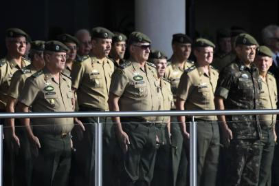 DF - BOLSONARO/GOLPE/1964/CELEBRAÇÃO/INTELECTUAIS - POLÍTICA - O comandante do Exército, general Edson   Leal Pujol (c), acompanha parada   militar realizada no QG do Exércio em   Brasília, na manhã desta sexta-feira,   29 de março de 2019. Um grupo de mais   de cem intelectuais de diferentes   partes do   mundo assinou uma carta   pública de   repúdio à ordem de Jair   Bolsonaro para   que os quartéis   comemorem o 31 de   Março, quando o   golpe militar que jogou   o País em seu   mais longo período de   exceção   completa 55 anos, a partir de   1964. A   ordem de Bolsonaro provocou   imediata   reação em todo o País. O   Ministério   Público Federal (MPF)   recomenda às   unidades militares que se   abstenham   de fazer festa pelo 31 de   março.   Ações populares pedem à Justiça   que   barre as comemorações sugeridas   pelo   presidente.     29/03/2019 - Foto: MATEUS BONOMI/AGIF/ESTADÃO CONTEÚDO