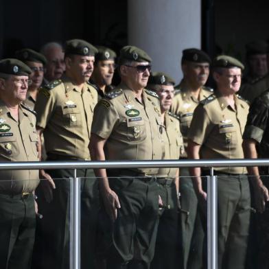 DF - BOLSONARO/GOLPE/1964/CELEBRAÇÃO/INTELECTUAIS - POLÍTICA - O comandante do Exército, general Edson   Leal Pujol (c), acompanha parada   militar realizada no QG do Exércio em   Brasília, na manhã desta sexta-feira,   29 de março de 2019. Um grupo de mais   de cem intelectuais de diferentes   partes do   mundo assinou uma carta   pública de   repúdio à ordem de Jair   Bolsonaro para   que os quartéis   comemorem o 31 de   Março, quando o   golpe militar que jogou   o País em seu   mais longo período de   exceção   completa 55 anos, a partir de   1964. A   ordem de Bolsonaro provocou   imediata   reação em todo o País. O   Ministério   Público Federal (MPF)   recomenda às   unidades militares que se   abstenham   de fazer festa pelo 31 de   março.   Ações populares pedem à Justiça   que   barre as comemorações sugeridas   pelo   presidente.     29/03/2019 - Foto: MATEUS BONOMI/AGIF/ESTADÃO CONTEÚDO