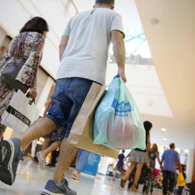  PORTO ALEGRE, RS, BRASIL, 24-12-2018: Compras de última hora na véspera de Natal em Porto Alegre. No Shopping Praia de Belas, o movimento foi tranquilo (FOTO FÉLIX ZUCCO/AGÊNCIA RBS, Editoria de Notícias).