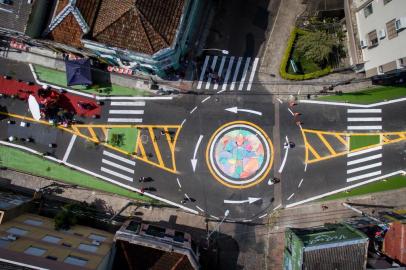  PORTO ALEGRE, RS, BRASIL, 30-03-2019: Teste de mobilidade urbana na rua João Alfredo, no bairro Cidade Baixa. O espaço da rua foi reduzido para carros e ampliado para pedestres com sinalização pintada na rótula com a rua Lopo Gonçalves. É a primeira fase da implementação do conceito de rua completa, que integra motoristas, pedestres, ciclistas e usuários de outros meios alternativos de transporte e pretende harmonizar o convívio e diminuir as disputas pelo espaço público na João Alfredo. (Foto: Mateus Bruxel / Agência RBS)