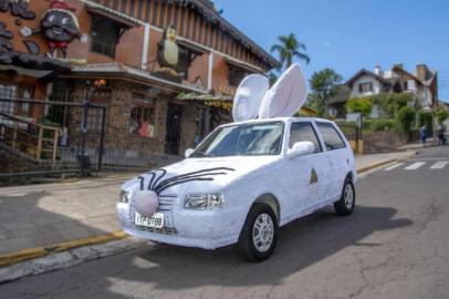 Carro Coelho da Florybal está circulando pelas cidades de Gramado, Canela e Nova Petrópolis até a Páscoa