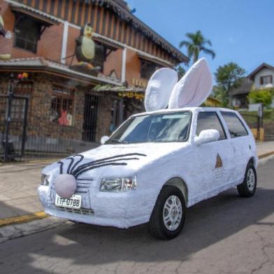 Carro Coelho da Florybal está circulando pelas cidades de Gramado, Canela e Nova Petrópolis até a Páscoa