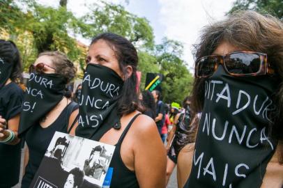  PORTO ALEGRE, RS, BRASIL,31/03/2019-  Manifestantes realizam ato em repúdio ao período de ditadura militar no Brasil.(FOTOGRAFO: ANDRÉA GRAIZ / AGENCIA RBS)Indexador: Andrea Graiz