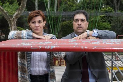 Curitiba - ex-alunos de escola onde prenderam 11 na ditaduraCURITIBA, PR, BRASIL - 28-03-2019 : Anamaria Bueno Ribeiro Guimarães, 46 e André Franco de Oliveira Passos, 46, no playground do Passeio Público, no centro de Curitiba, onde eles brincavam quando crianças. Os dois eram alunos de uma escola infantil, onde em 18 de março de 1978, durante a ditadura militar, a PF prendeu 11 pessoas acusadas de doutrinar as crianças de 1 a 6 anos com marxismo, na Operação Pequeno Princípe, que marcou a época como um exemplo de perseguição ideológica. O Pai do André foi preso. E a mãe da Anmaria era a diretora, mas não foi presa. (Foto: Henry Milleo/Folhapress)Local: Curitiba ;ParanÃ¡ ;Brasil