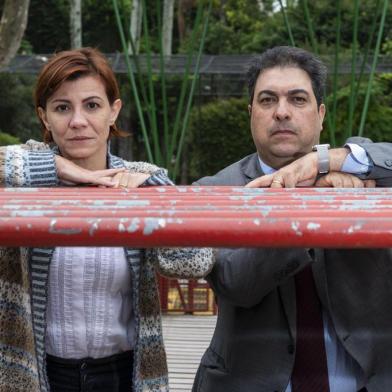 Curitiba - ex-alunos de escola onde prenderam 11 na ditaduraCURITIBA, PR, BRASIL - 28-03-2019 : Anamaria Bueno Ribeiro Guimarães, 46 e André Franco de Oliveira Passos, 46, no playground do Passeio Público, no centro de Curitiba, onde eles brincavam quando crianças. Os dois eram alunos de uma escola infantil, onde em 18 de março de 1978, durante a ditadura militar, a PF prendeu 11 pessoas acusadas de doutrinar as crianças de 1 a 6 anos com marxismo, na Operação Pequeno Princípe, que marcou a época como um exemplo de perseguição ideológica. O Pai do André foi preso. E a mãe da Anmaria era a diretora, mas não foi presa. (Foto: Henry Milleo/Folhapress)Local: Curitiba ;ParanÃ¡ ;Brasil