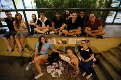  PORTO ALEGRE, RS, BRASIL - 2019.03.31 - Fãs de Sandy e Júnior aguardam na fila para compra de ingressos para o show desde sexta feira dia 29 de março. (Foto: ANDRÉ ÁVILA/ Agência RBS)