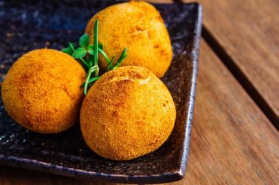  PORTO ALEGRE, RS, BRASIL, 23/03/2016 : Bolinho de batata com carne, receita preferida da colunista Carolina Bahia para Destemperados.  (Omar Freitas/Agência RBS)Indexador: Omar Freitas