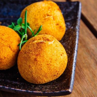  PORTO ALEGRE, RS, BRASIL, 23/03/2016 : Bolinho de batata com carne, receita preferida da colunista Carolina Bahia para Destemperados.  (Omar Freitas/Agência RBS)Indexador: Omar Freitas