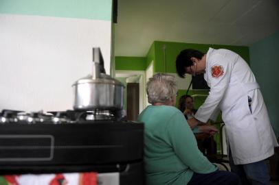  CAXIAS DO SUL, RS, BRASIL, 29/03/2019Médico Guilherme Abrão Salge, do Mais Médicos, em visita na comunidade do Fátima Baixo. Na foto, com a paciente Élida Drews Martins, 75 anos, e com a agente comunitária de saúde, Silvana Perini Semeler. (Lucas Amorelli/Agência RS)