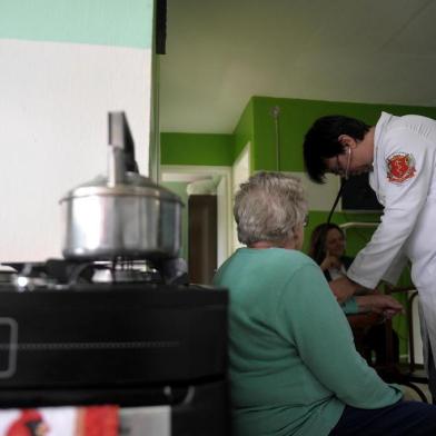  CAXIAS DO SUL, RS, BRASIL, 29/03/2019Médico Guilherme Abrão Salge, do Mais Médicos, em visita na comunidade do Fátima Baixo. Na foto, com a paciente Élida Drews Martins, 75 anos, e com a agente comunitária de saúde, Silvana Perini Semeler. (Lucas Amorelli/Agência RS)