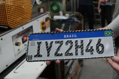  PORTO ALEGRE, RS, BRASIL, 18/12/2018 - Primeiras placas no padrão Mercosul sendo confeccionadas. Na foto- Cristiano Guimarães da empresa SDB Serviços. (FOTOGRAFO: FERNANDO GOMES / AGENCIA RBS)