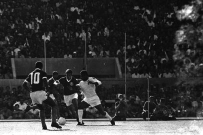  A inauguração do Estádio Beira-Rio, em 6 de abril de 1969.Partida:  Inter 2 x 1 BenficaEusébio, jogador do Benfica, camisa 10.#envelope: 56179*OBS CDI: não foi possível identificar o fotógrafo no envelopes de negativos.