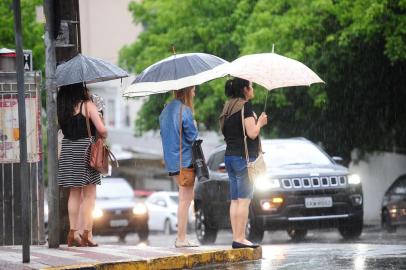  CAXIAS DO SUL, RS, BRASIL, 20/12/2018. O verão começa às 20h23min desta sexta-feira e traz consigo os efeitos do fenômeno El Niño: a chuva acima da média para a maior parte do interior do Rio Grande do Sul _ apenas o Litoral Norte deve ter pancadas dentro do esperado. No último dia da Primavera, calor e chuva predominaram. (Porthus Junior/Agência RBS)