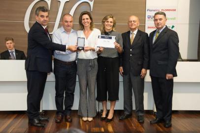 A CIC Caxias do Sul homenageou o ex-presidente da entidade, Nelson Sbabo, com a concessão da Medalha CIC. A distinção foi recebida aos filhos de Sbabo, Fábio, Gabriela e Daniela, que o representaram por estar ele hospitalizado para tratamento de saúde. A homenagem foi entregue pelos presidentes dos conselhos Executivo, Ivanir Gasparin, Deliberativo, José Quadros dos Santos, e Superior, Dagoberto Lima Godoy.