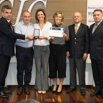 A CIC Caxias do Sul homenageou o ex-presidente da entidade, Nelson Sbabo, com a concessão da Medalha CIC. A distinção foi recebida aos filhos de Sbabo, Fábio, Gabriela e Daniela, que o representaram por estar ele hospitalizado para tratamento de saúde. A homenagem foi entregue pelos presidentes dos conselhos Executivo, Ivanir Gasparin, Deliberativo, José Quadros dos Santos, e Superior, Dagoberto Lima Godoy.