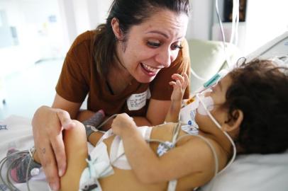  PORTO ALEGRE, RS, BRASIL, 01-04-2019: Hospital da Criança Santo  Antônio, na Santa Casa de Misericórdia, realizou transplante de fígado raro entre crianças. A solidariedade da família de um bebê com menos de 20 dias de vida possibilitou uma nova chance à pequena Laura Ixchel Gomes de Souza, de apenas 11 meses. Na foto, a mãe Jaqueline Gomes e a pequena Laura (FOTO FÉLIX ZUCCO, AGÊNCIA RBS, Editoria SuaVida).