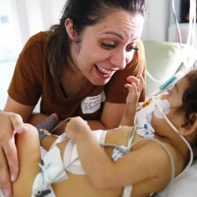  PORTO ALEGRE, RS, BRASIL, 01-04-2019: Hospital da Criança Santo  Antônio, na Santa Casa de Misericórdia, realizou transplante de fígado raro entre crianças. A solidariedade da família de um bebê com menos de 20 dias de vida possibilitou uma nova chance à pequena Laura Ixchel Gomes de Souza, de apenas 11 meses. Na foto, a mãe Jaqueline Gomes e a pequena Laura (FOTO FÉLIX ZUCCO, AGÊNCIA RBS, Editoria SuaVida).