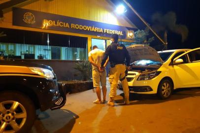 Uma ação da Polícia Civil e da Polícia Rodoviária Estadual prendeu, na noite de segunda-feira (1°), um homem de 27 anos com um veículo Ônix clonado na RSC-453 em Garibaldi. 