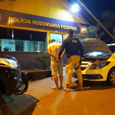 Uma ação da Polícia Civil e da Polícia Rodoviária Estadual prendeu, na noite de segunda-feira (1°), um homem de 27 anos com um veículo Ônix clonado na RSC-453 em Garibaldi. 