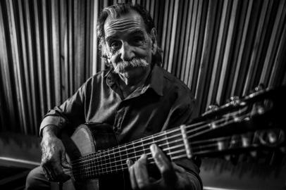 CAXIAS DO SUL, RS, BRASIL, 26/02/2019 - Retrato de Lúcio Yanel (Federico Nelson Giles) violonista, cantor, compositor, ator e folclorista argentino radicado no Brasil. (FOTÓGRAFO: CARLOS MACEDO / AGENCIA RBS)Indexador: Carlos Macedo