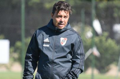 Técnico do River Plate, Marcelo Gallardo, comanda treino em Buenos Aires