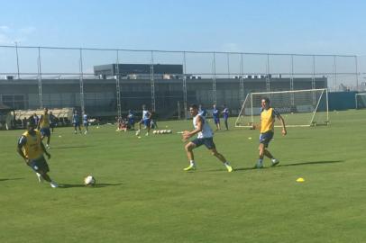 Geromel participa do último treino do Grêmio antes da viagem ao Chile