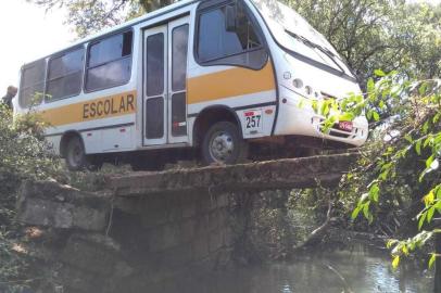 Há cerca de um mês moradores do Distrito de Criúva, em Caxias do Sul, temem a queda de uma ponte de concreto na localidade de São Jorge da Mulada. A base da estrutura, que é feita de pedra, está ameaçando a ceder. O principal temor é que a ponte caia quando algum veículo esteja fazendo a travessia. 