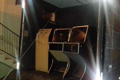 Seis máquinas caça-níqueis foram apreendidas pela Brigada Militar quando seriam entregues a um bar do bairro Floresta, em Gramado.