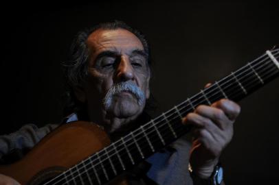  CAXIAS DO SUL, RS, BRASIL, 02/04/2019 - Violonista argentino radicado em Caxias do Sul, Dom Lucio Yanel apresenta o show Universo Pampa nesta quinta-feira, no Teatro Pedro Parenti (Casa da Cultura). (Marcelo Casagrande/Agência RBS)