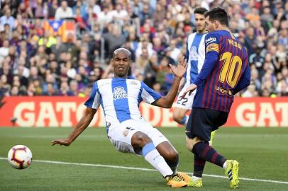 Barcelonas Argentinian forward Lionel Messi (R) challenges Espanyols Brazilian defender Naldo during the Spanish league football match between FC Barcelona and RCD Espanyol at the Camp Nou stadium in Barcelona on March 30, 2019. (Photo by LLUIS GENE / AFP)