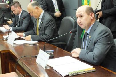 Comissão Especial da Previdência Pública da Assembleia Legislativa, presidida pelo deputado estadual Pepe Vargas (PT).Vice-presidente da comissão é o Fábio Osterman (Novo) e o relator é Elton Weber (PSB). 