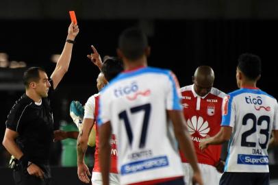  Uruguayan referee Esteban Ostojich shows the red card to Colombias Independiente Santa Fe Javier Lopez (2-R) during the Copa Sudamericana semi-final first leg football match against Colombias Atletico Junior at the El Campin stadium in Bogota, on November 8, 2018. (Photo by Guillermo MUNOZ / AFP)Editoria: SPOLocal: BogotaIndexador: GUILLERMO MUNOZSecao: soccerFonte: AFPFotógrafo: STF