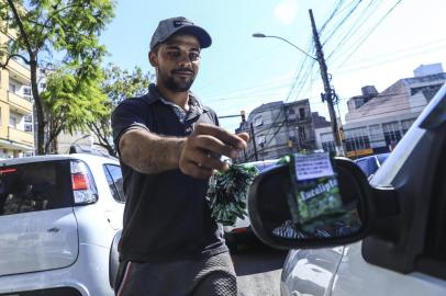  PORTO ALEGRE, RS, BRASIL - 2019.04.02 - Raí Brum vende bala ma sinaleira da Ramiro Barcelos com Protásio Alves. Raí tem funcionários trabalhando para ele em outras esquinas e, no ano passado, comprou um carro com o faturamento. (Foto: ANDRÉ ÁVILA/ Agência RBS)Indexador: ISADORA NEUMANN