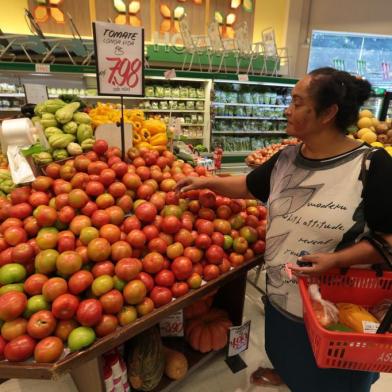  PORTO ALEGRE, RS, BRASIL, 02/04/2019- Preço dos hortifrutigranjeiros aumentou em Porto Alegre. Assun da Plinio Brasil Milano. Na foto- Rosimar Silva de Oliveira. (FOTOGRAFO: FERNANDO GOMES / AGENCIA RBS)