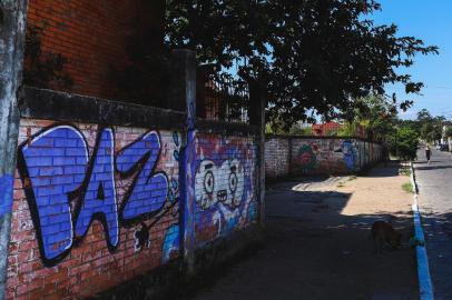  PORTO ALEGRE, RS, BRASIL, 02-04-2019: Posto de saúde e escola fechados no bairro Restinga por causa da insegurança. Facções rivais disputam o comando do tráfico na região e tiroteios têm sido frequentes no bairro. (Foto: Omar Freitas / Agência RBS)