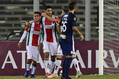 Chilean Palestino Fabian Ahumada (L) celebrates with teamates after scoring a goal against Perus Alianza Lima during a Copa Libertadores football match at the Monumental stadium in Santiago, on April 02, 2019. (Photo by MARTIN BERNETTI / AFP)