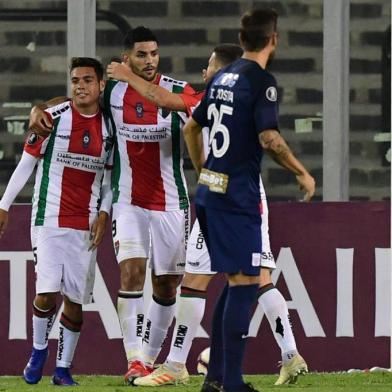 Chilean Palestino Fabian Ahumada (L) celebrates with teamates after scoring a goal against Perus Alianza Lima during a Copa Libertadores football match at the Monumental stadium in Santiago, on April 02, 2019. (Photo by MARTIN BERNETTI / AFP)