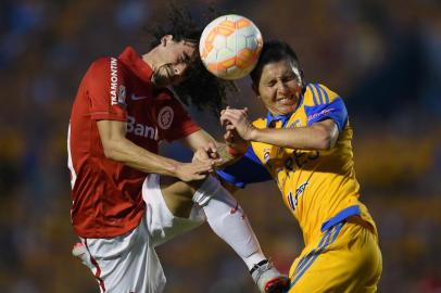  Mexicos Tigres Francisco Torres (R) vies for the ball with Brazils International Valdivia during their Libertadores Cup semi-final second leg football match at the Universitario Stadium in Monterrey, Nuevo Leon State, Mexico on July 22, 2015. AFP PHOTO / ALFREDO ESTRELLAEditoria: SPOLocal: MonterreyIndexador: ALFREDO ESTRELLASecao: SoccerFonte: AFPFotógrafo: STF