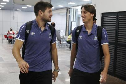 PORTO ALEGRE, RS, BRASIL, 02-04-2019: Dupla de zaga Walter Kannemann e Pedro Geromel. Grêmio embarca para o Chile no aeroporto Salgado Filho. O tricolor enfrenta a Universidad Católica pela Livertadores. (Foto: Mateus Bruxel / Agência RBS)