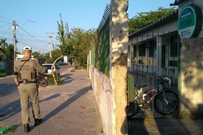 PORTO ALEGRE, RS, BRASIL - 03/04/2019: Guarda Municipal faz segurança em frente à Unidade Básica de Saúde Restinga, reaberta após dois dias fechada