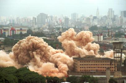 Implosão do CarandiruBrasil, São Paulo, SP. 08\12\2002. Vista aérea da implosão dos pavilhões 6, 8 e 9 da Casa de Detenção do Complexo Carandiru, na zona norte de São Paulo, que durou sete segundos e teve início com o governador do Estado, Geraldo Alckmin, apertando o botão que ativou a destruição. - Crédito:TIAGO QUEIROZ/AGÊNCIA ESTADO/AE/Codigo imagem:25472Editoria: CIDLocal: SÃO PAULOIndexador: TIAGO QUEIROZFonte: AGE-AGÊNCIA ESTADO