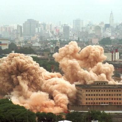 Implosão do CarandiruBrasil, São Paulo, SP. 08\12\2002. Vista aérea da implosão dos pavilhões 6, 8 e 9 da Casa de Detenção do Complexo Carandiru, na zona norte de São Paulo, que durou sete segundos e teve início com o governador do Estado, Geraldo Alckmin, apertando o botão que ativou a destruição. - Crédito:TIAGO QUEIROZ/AGÊNCIA ESTADO/AE/Codigo imagem:25472Editoria: CIDLocal: SÃO PAULOIndexador: TIAGO QUEIROZFonte: AGE-AGÊNCIA ESTADO