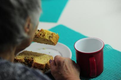  CAXIAS DO SUL, RS, BRASIL, 16/11/2017. Entidades que recebem mantimentos do banco de alimentos precisam de doações. Na foto, idosos do Lar da Velhice São Francisco de Assis. (Porthus Junior/Agência RBS)